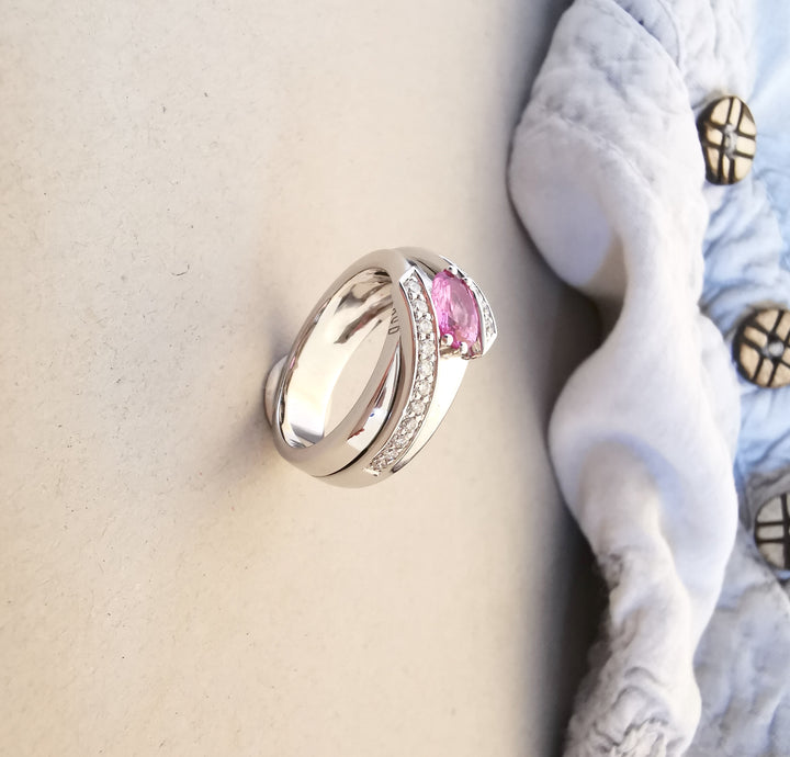 Bague Louis FERAUD / CORINDON Rose / Diamants / Or Gris 18 K / 18 carats / (750°/°°)