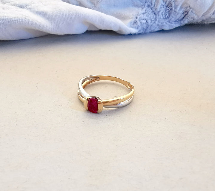 Bague Rubis Solitaire / Or 2 tons 18 K / 18 carats / (750°/°°)