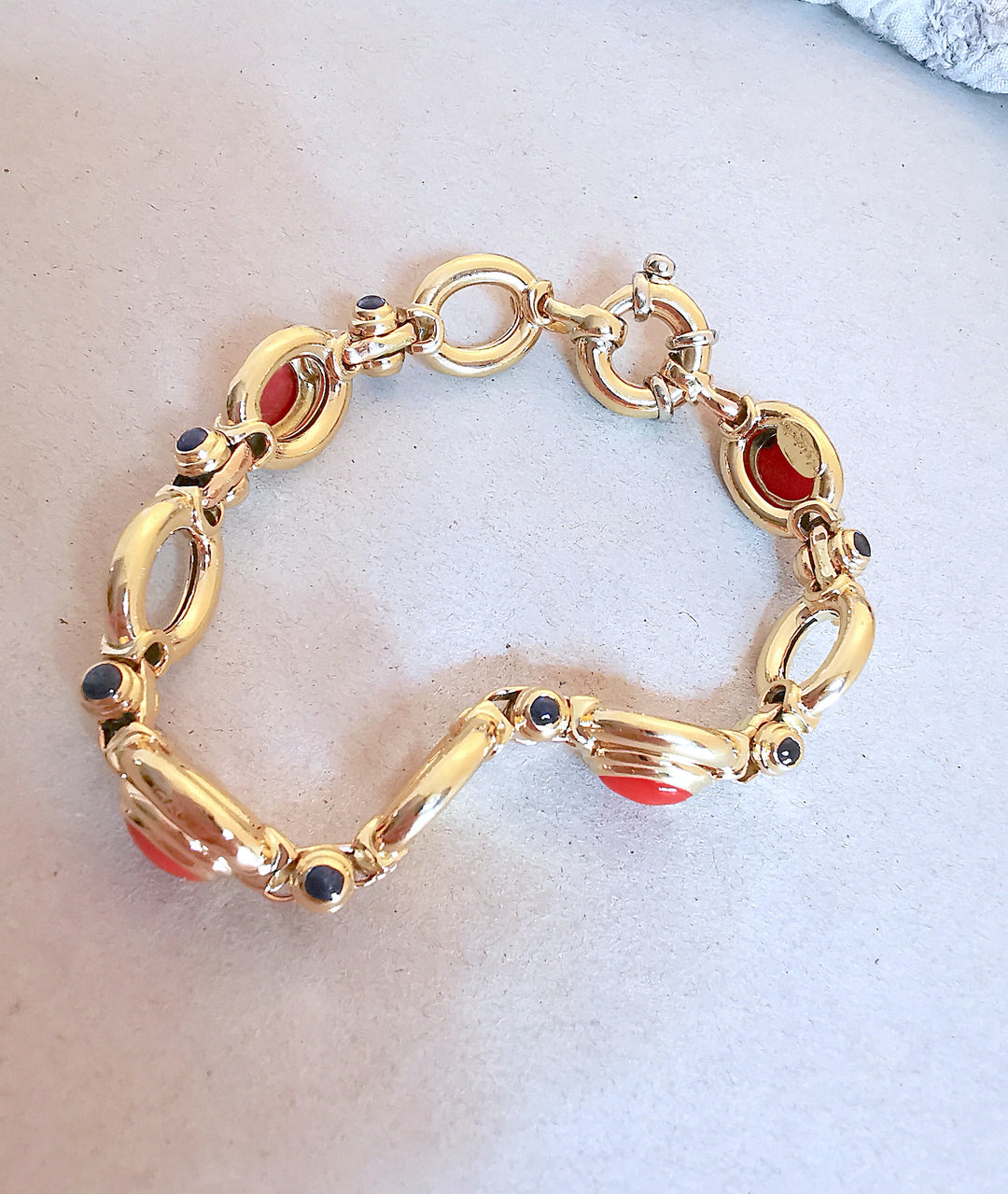 Bracelet / Gourmette / Corail / Saphirs / Or 18 K / 18 carats / (750°/°°)