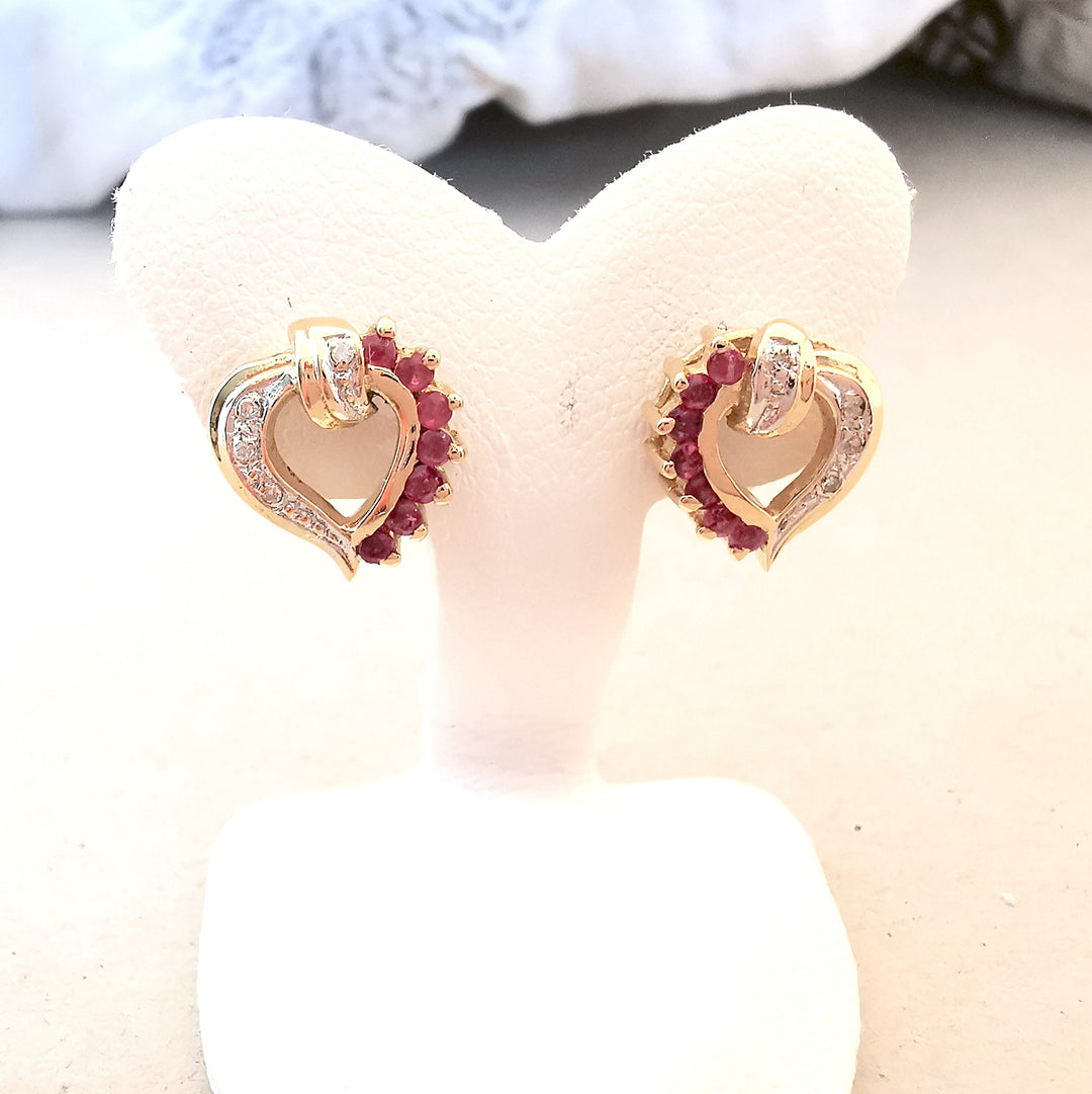 Boucles d'oreilles puces en coeur / Rubis / Diamants / Or 18 K / 750°/°° / 18 carats