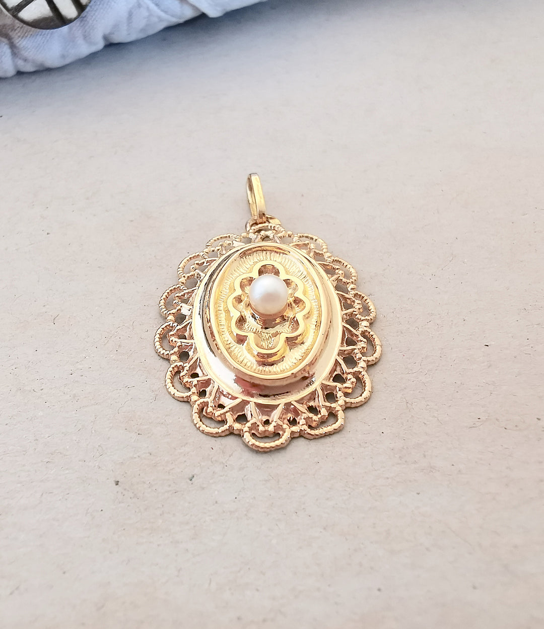 Collier Pendentif / Médaillon / Perle de culture / Or Jaune 18 K / 750°/°° / 18 carats