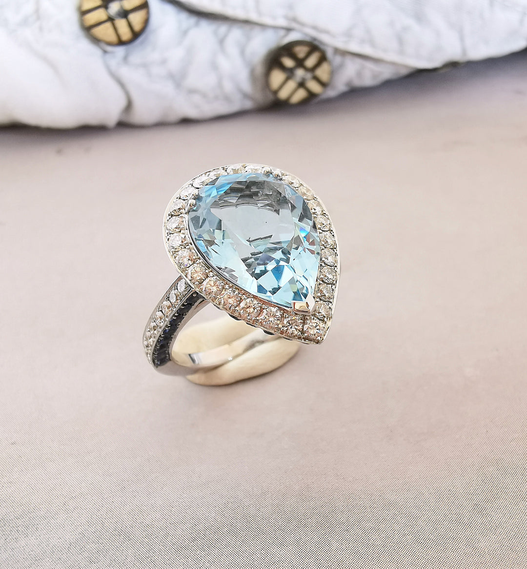 Bague Topaze bleue / Diamants / Saphirs / Or Gris 18 K / (750°/°°) / 18 carats