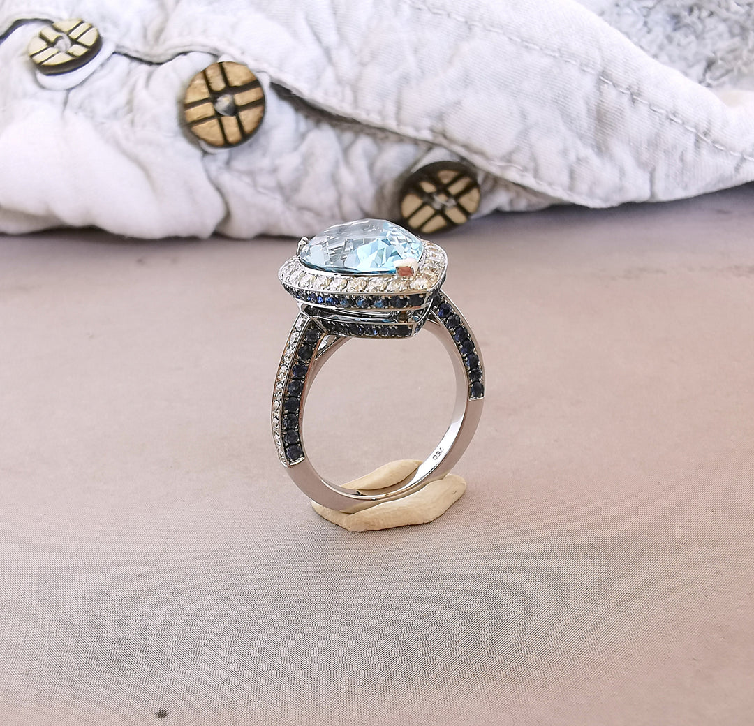 Bague Topaze bleue / Diamants / Saphirs / Or Gris 18 K / (750°/°°) / 18 carats