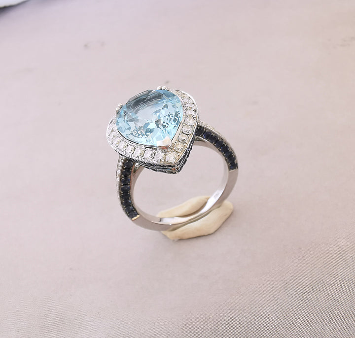 Bague Topaze bleue / Diamants / Saphirs / Or Gris 18 K / (750°/°°) / 18 carats