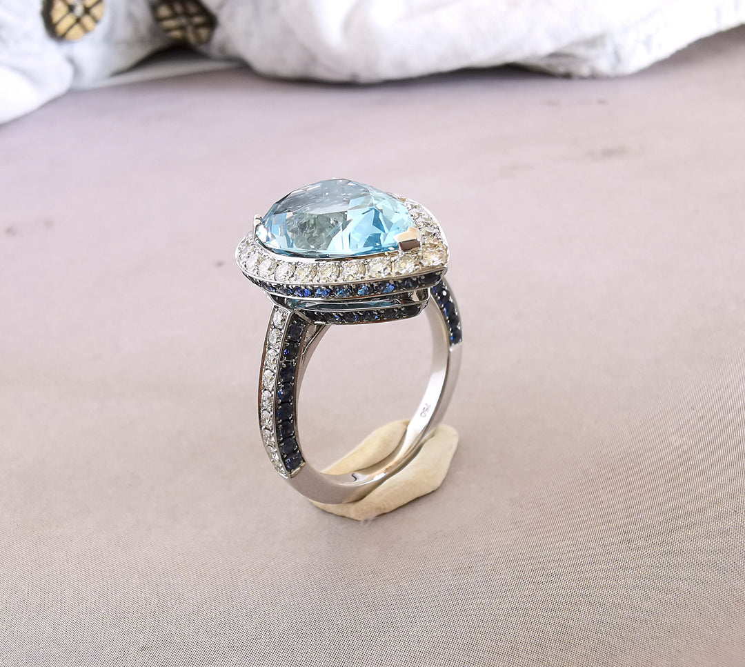 Bague Topaze bleue / Diamants / Saphirs / Or Gris 18 K / (750°/°°) / 18 carats