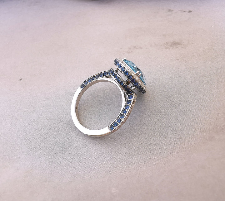 Bague Topaze bleue / Diamants / Saphirs / Or Gris 18 K / (750°/°°) / 18 carats