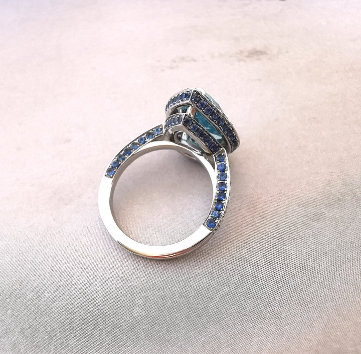 Bague Topaze bleue / Diamants / Saphirs / Or Gris 18 K / (750°/°°) / 18 carats