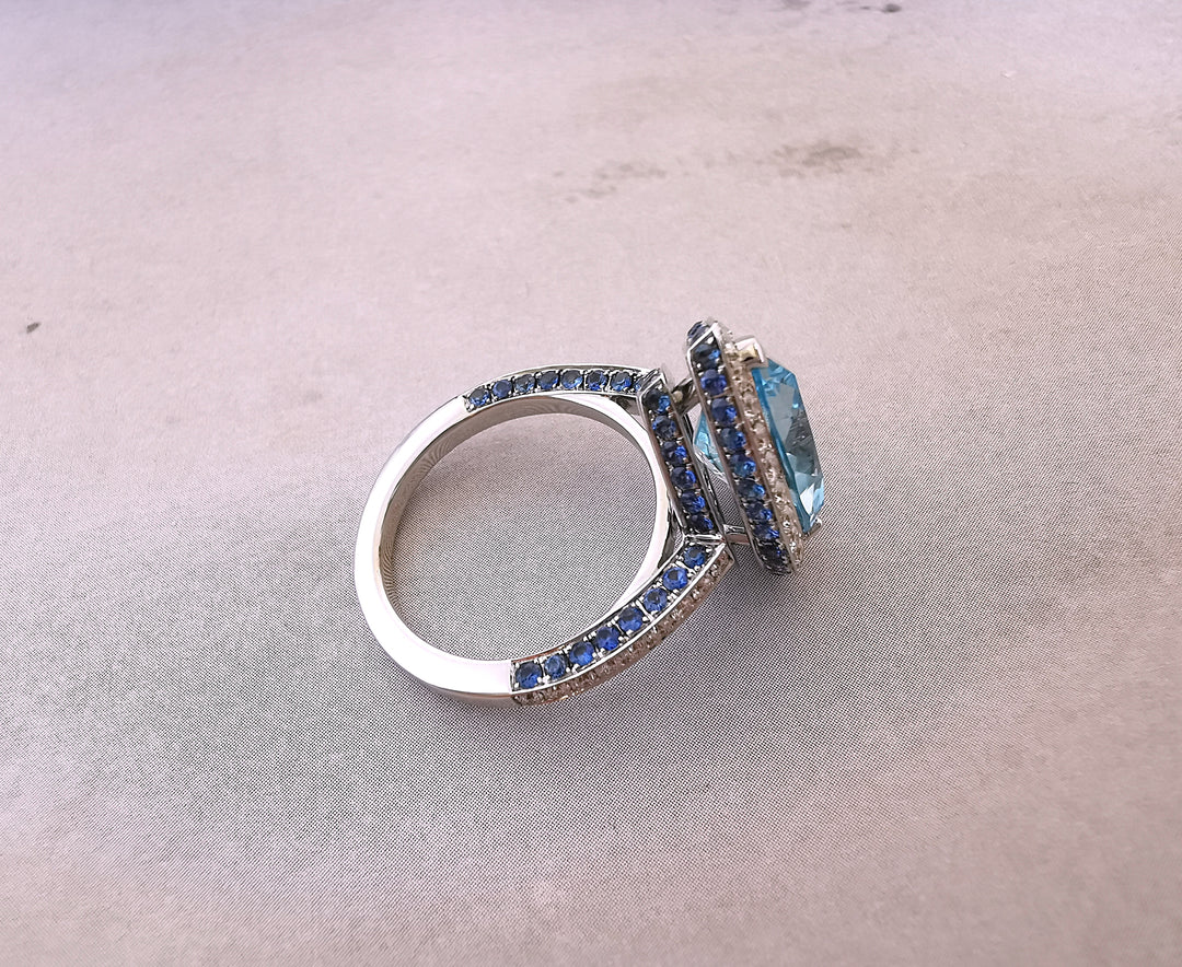 Bague Topaze bleue / Diamants / Saphirs / Or Gris 18 K / (750°/°°) / 18 carats