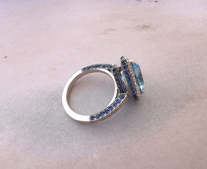 Bague Topaze bleue / Diamants / Saphirs / Or Gris 18 K / (750°/°°) / 18 carats