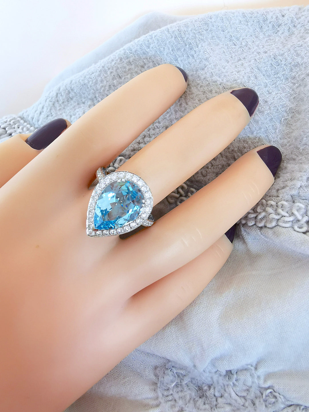 Bague Topaze bleue / Diamants / Saphirs / Or Gris 18 K / (750°/°°) / 18 carats