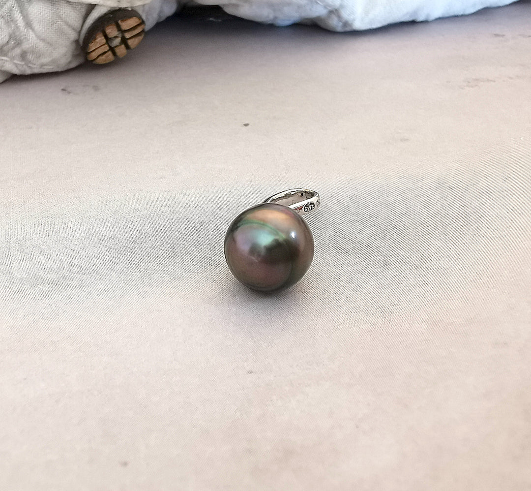 Pendentif Perle de Tahiti Ø 9,6 mm / Diamants / Or gris 18 K / (750°/°°) / 18 carats