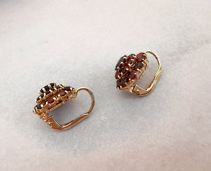 Boucles d'oreilles dormeuses / Grenats / Or 18 K / (750°/°°) / 18 carats