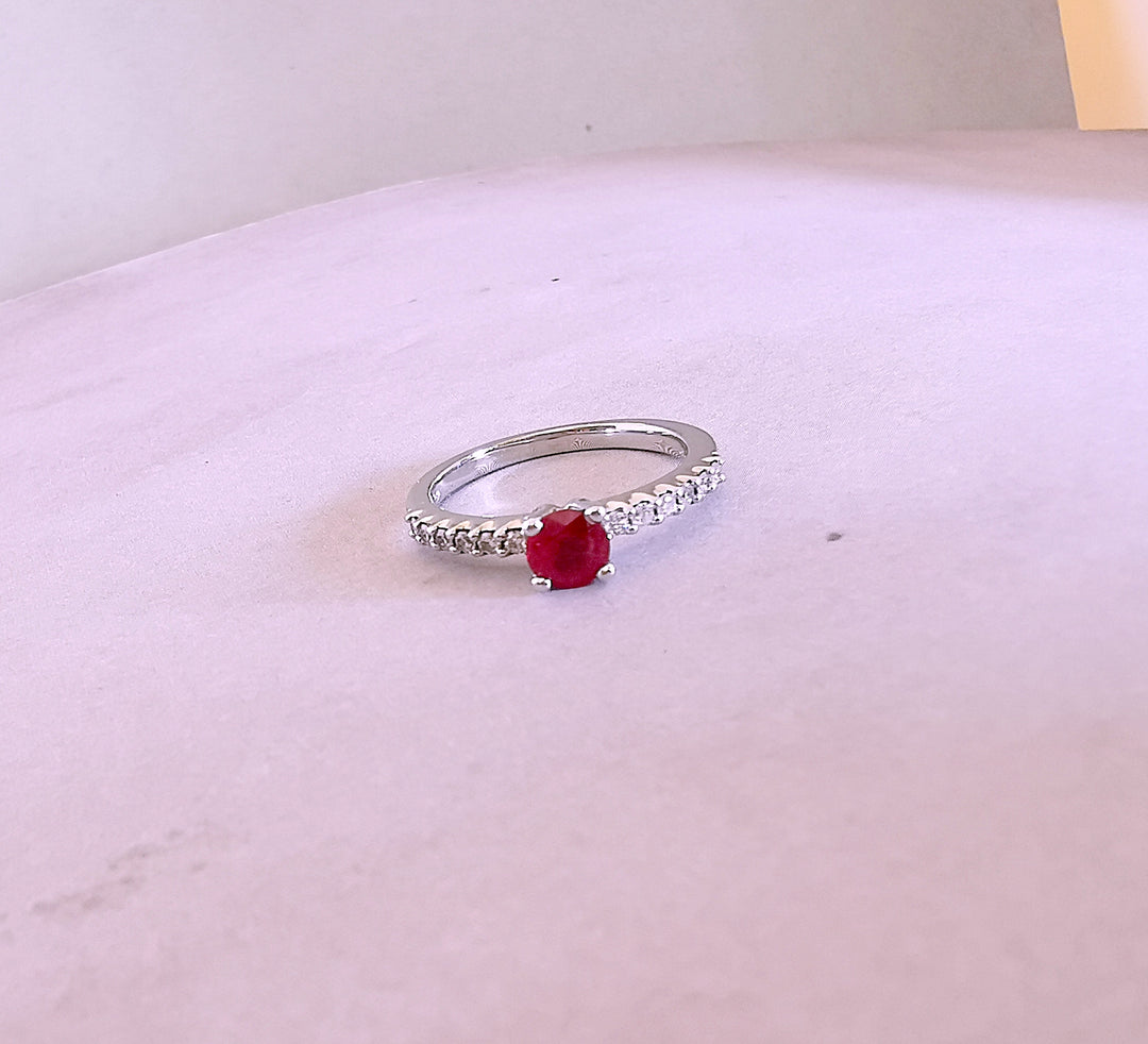 Bague Rubis / Diamants / Or Blanc 18 K / 18 carats / (750°/°°)