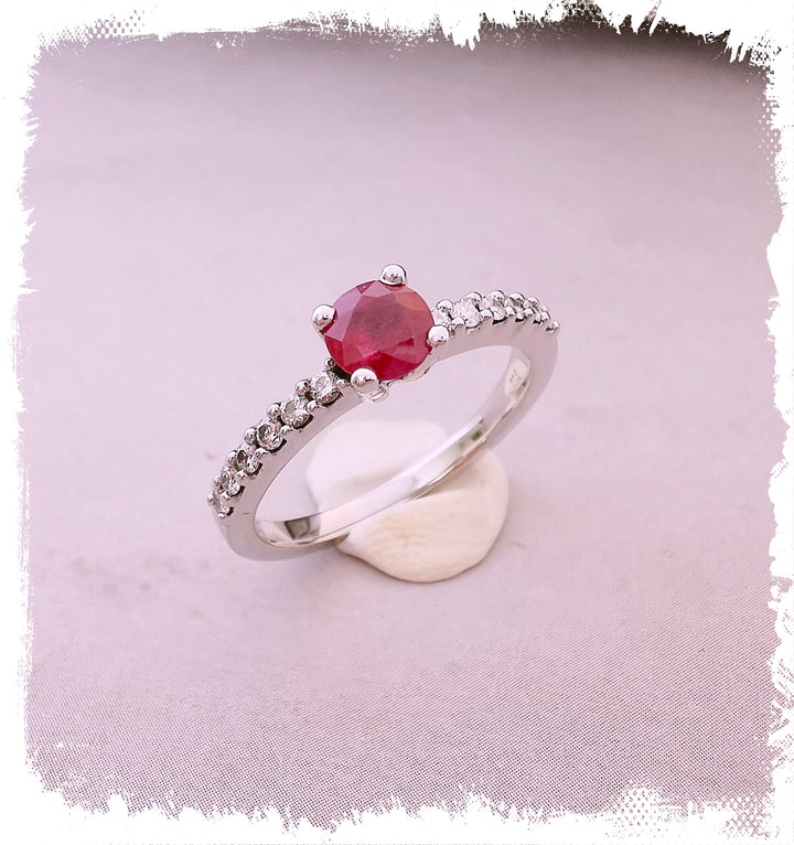 Bague Rubis / Diamants / Or Blanc 18 K / 18 carats / (750°/°°)