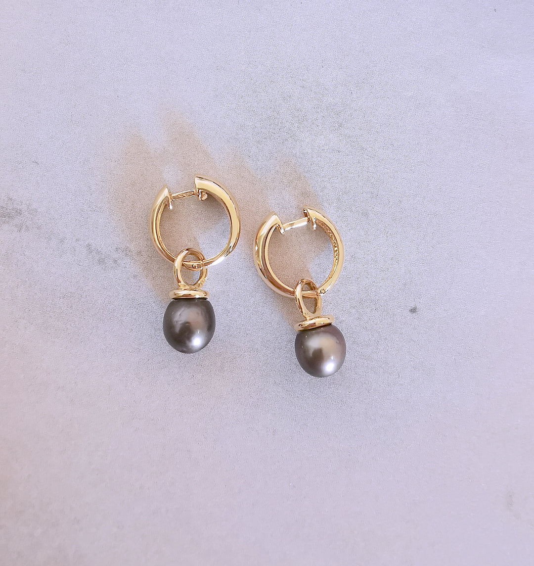 Boucles d'oreilles créoles pendantes / Perles de Tahiti / Or Jaune 18 K / 18 carats / (750°/°°)