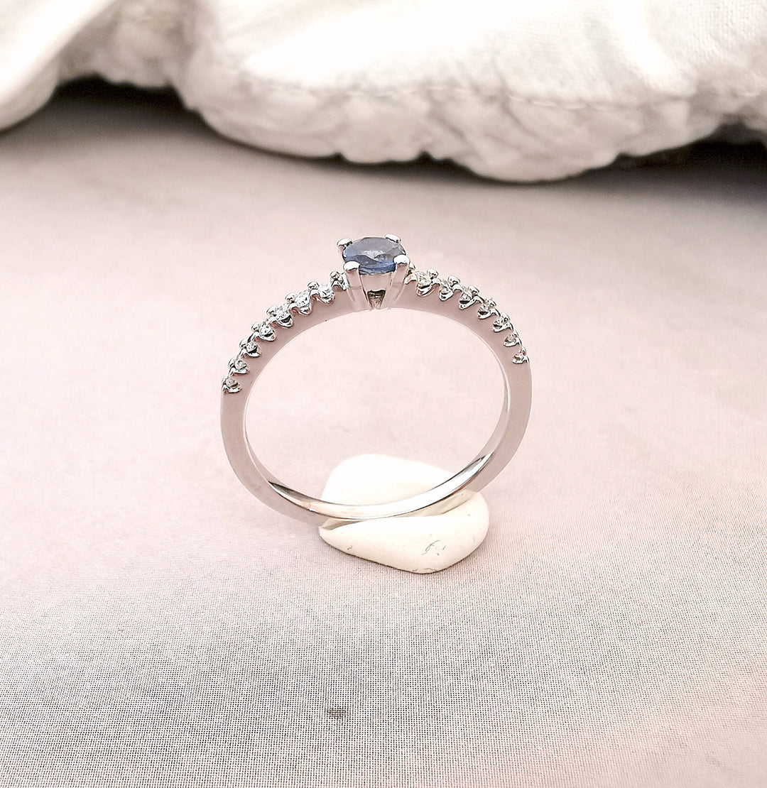 Bague Saphir / Diamants / Or Blanc 18 K / 18 carats / (750°/°°)