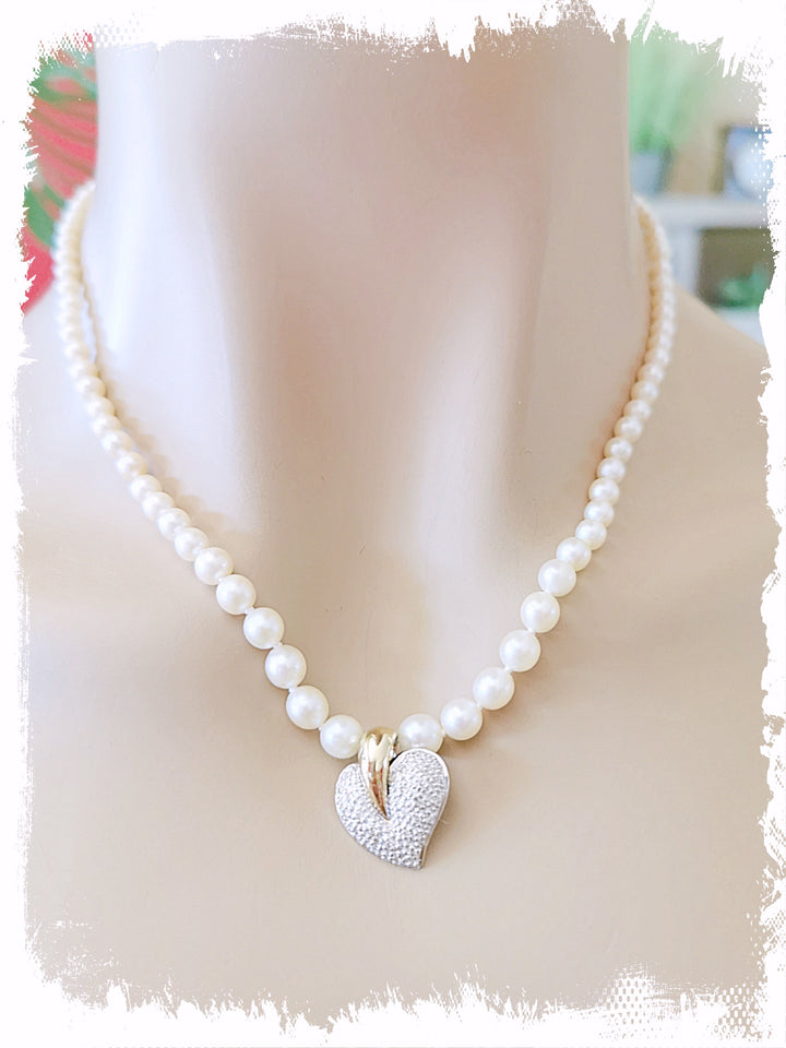 Collier Perles de Culture / Pendentif coeur Diamants / Or 18 K / (750°/°°) / 18 carats