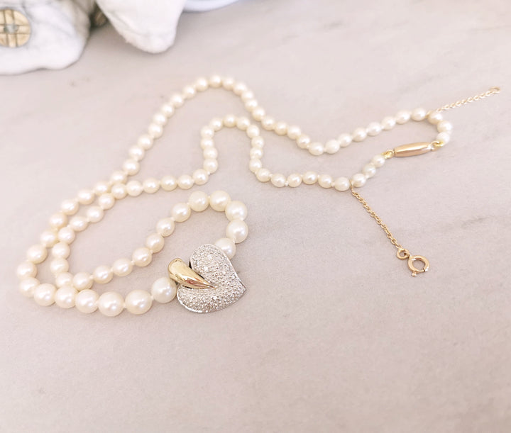 Collier Perles de Culture / Pendentif coeur Diamants / Or 18 K / (750°/°°) / 18 carats