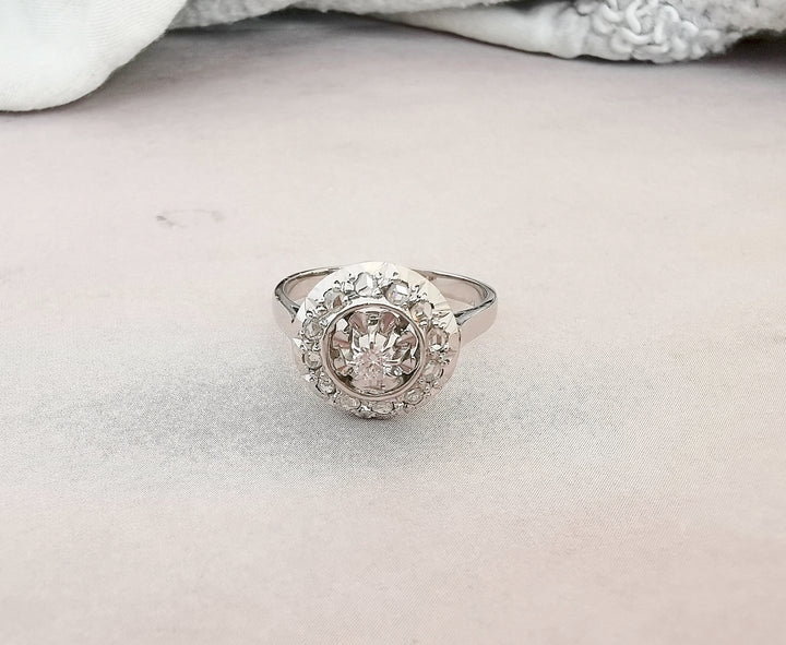 Bague Ancienne Marguerite / Diamants / Or Gris 18 K / 18 carats / (750°/°°)