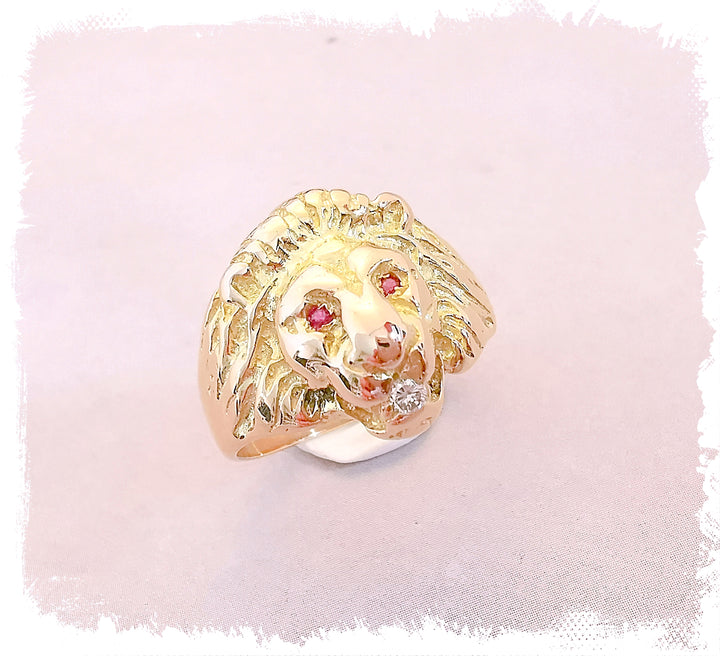 Bague Chevalière tête de lion / Rubis / Diamant /  Or Jaune 18 K / (750°/°°) / 18 carats