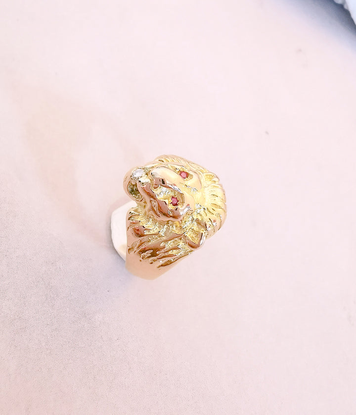 Bague Chevalière tête de lion / Rubis / Diamant /  Or Jaune 18 K / (750°/°°) / 18 carats