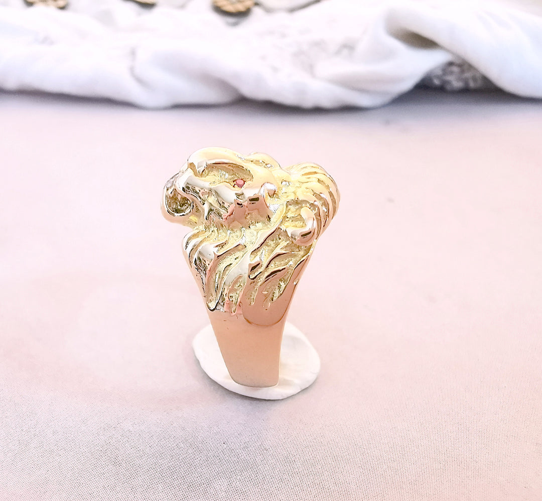 Bague Chevalière tête de lion / Rubis / Diamant /  Or Jaune 18 K / (750°/°°) / 18 carats