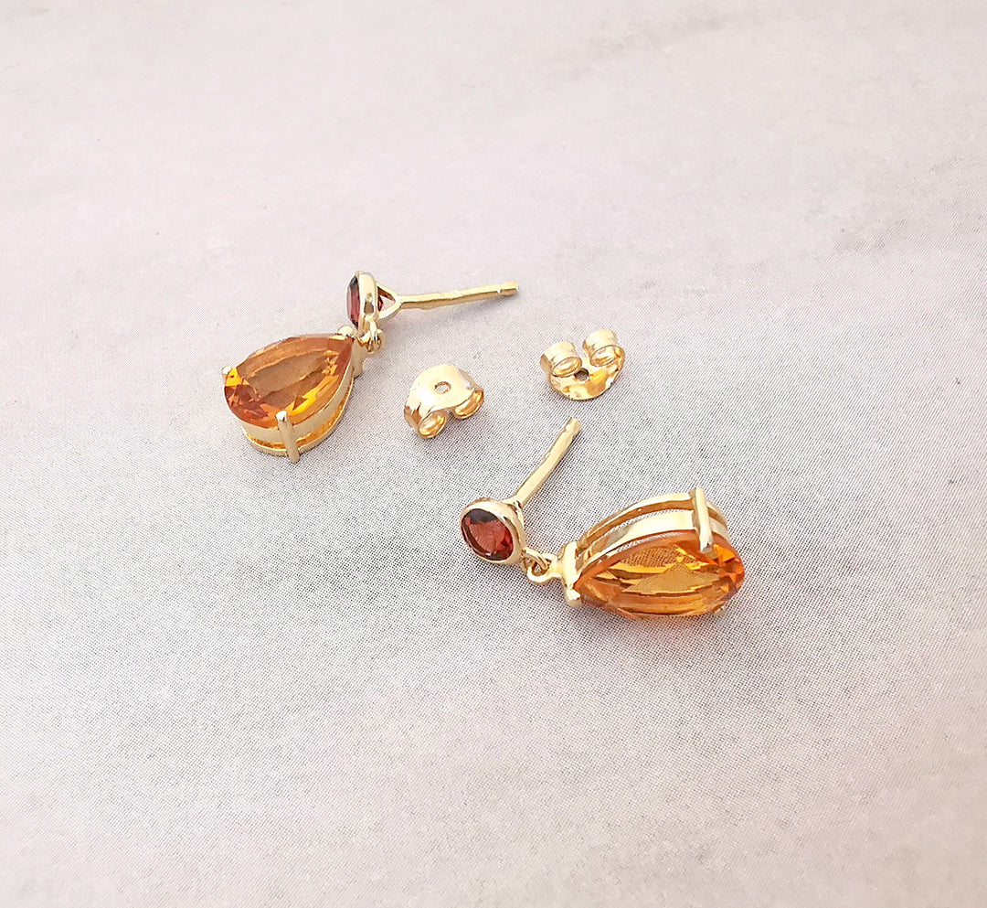 Boucles d'oreilles pendantes / Citrines / Grenats / Or Jaune 18 K / 18 carats / (750°/°°)