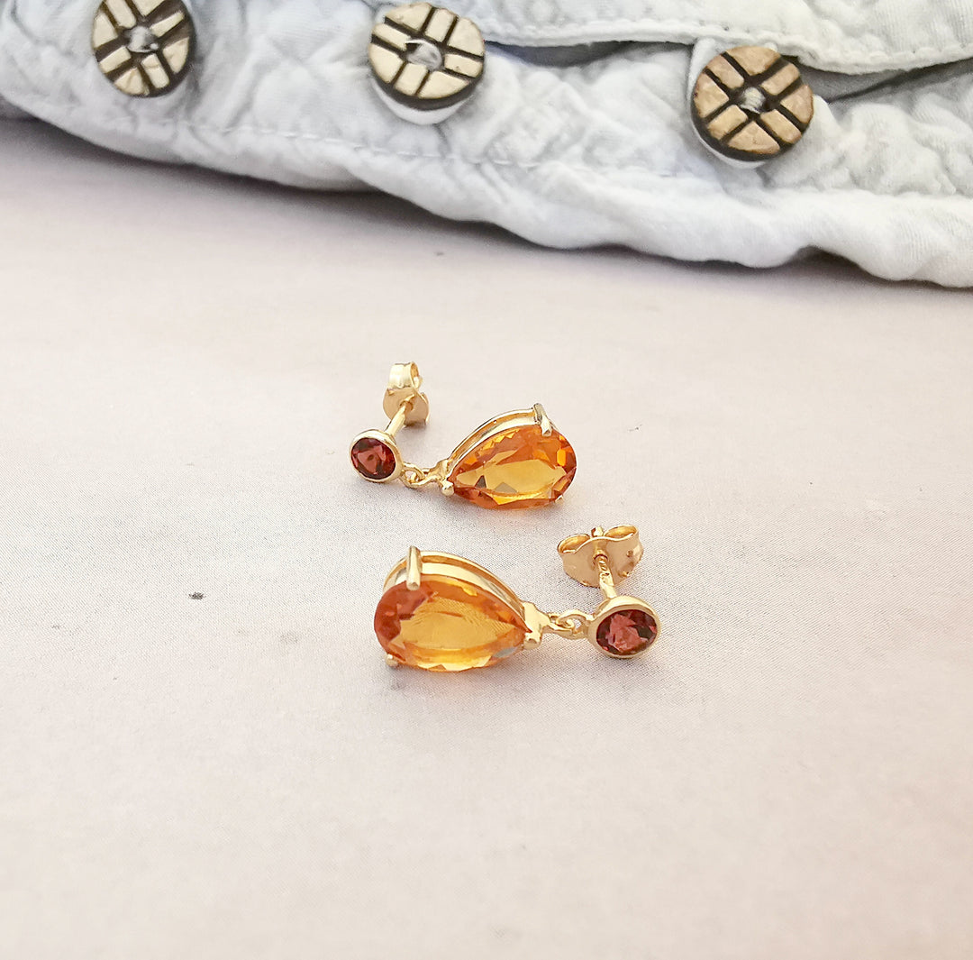 Boucles d'oreilles pendantes / Citrines / Grenats / Or Jaune 18 K / 18 carats / (750°/°°)