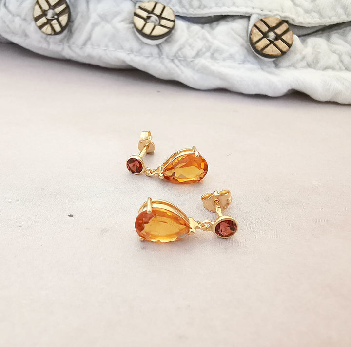 Boucles d'oreilles pendantes / Citrines / Grenats / Or Jaune 18 K / 18 carats / (750°/°°)