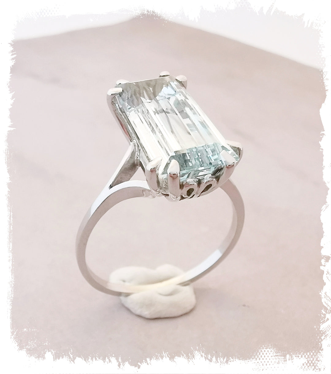 Bague / Aigue-marine taille baguette / Or Blanc 18 K / (750°/°°) / 18 carats