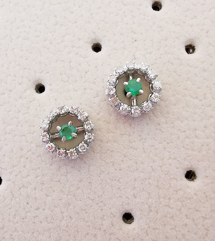 Boucles d'oreilles / Puces / Emeraudes / Diamants / Or Blanc 18 K / (750°/°°) / 18 carats