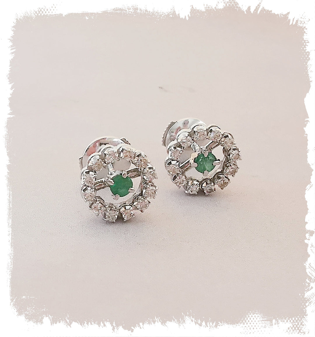 Boucles d'oreilles / Puces / Emeraudes / Diamants / Or Blanc 18 K / (750°/°°) / 18 carats