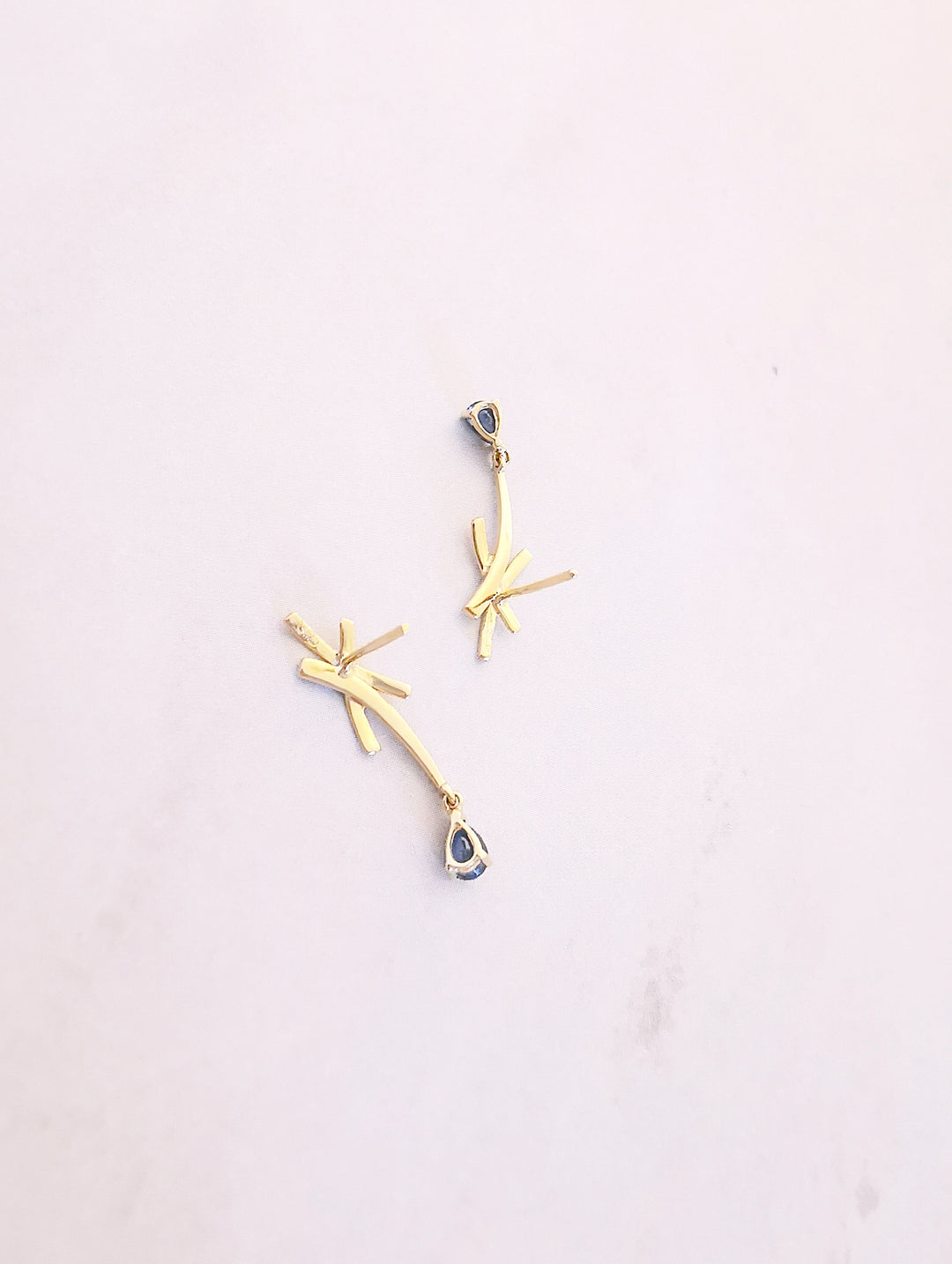 Boucles d'oreilles pendantes / Saphirs taille poire / Diamants / Or 18 K / 18 carats / (750°/°°)