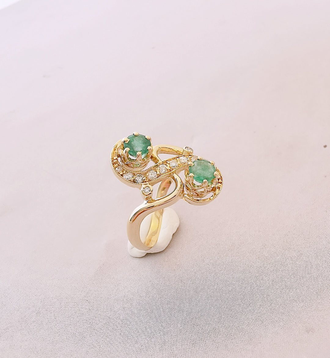 Bague " Toi et Moi " / Emeraudes / Diamants / Or Jaune 18 K / 18 carats / (750°/°°)