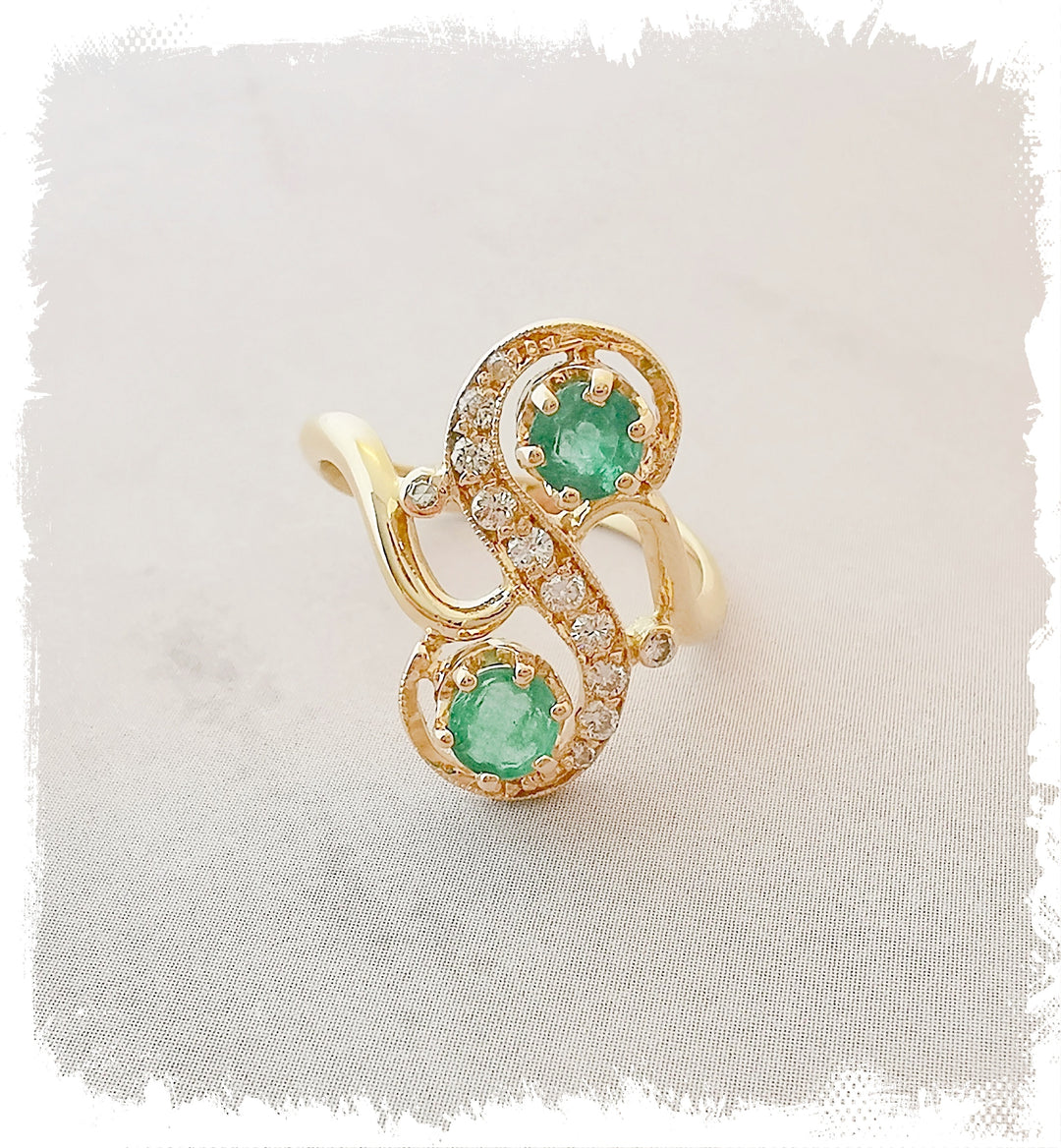 Bague " Toi et Moi " / Emeraudes / Diamants / Or Jaune 18 K / 18 carats / (750°/°°)