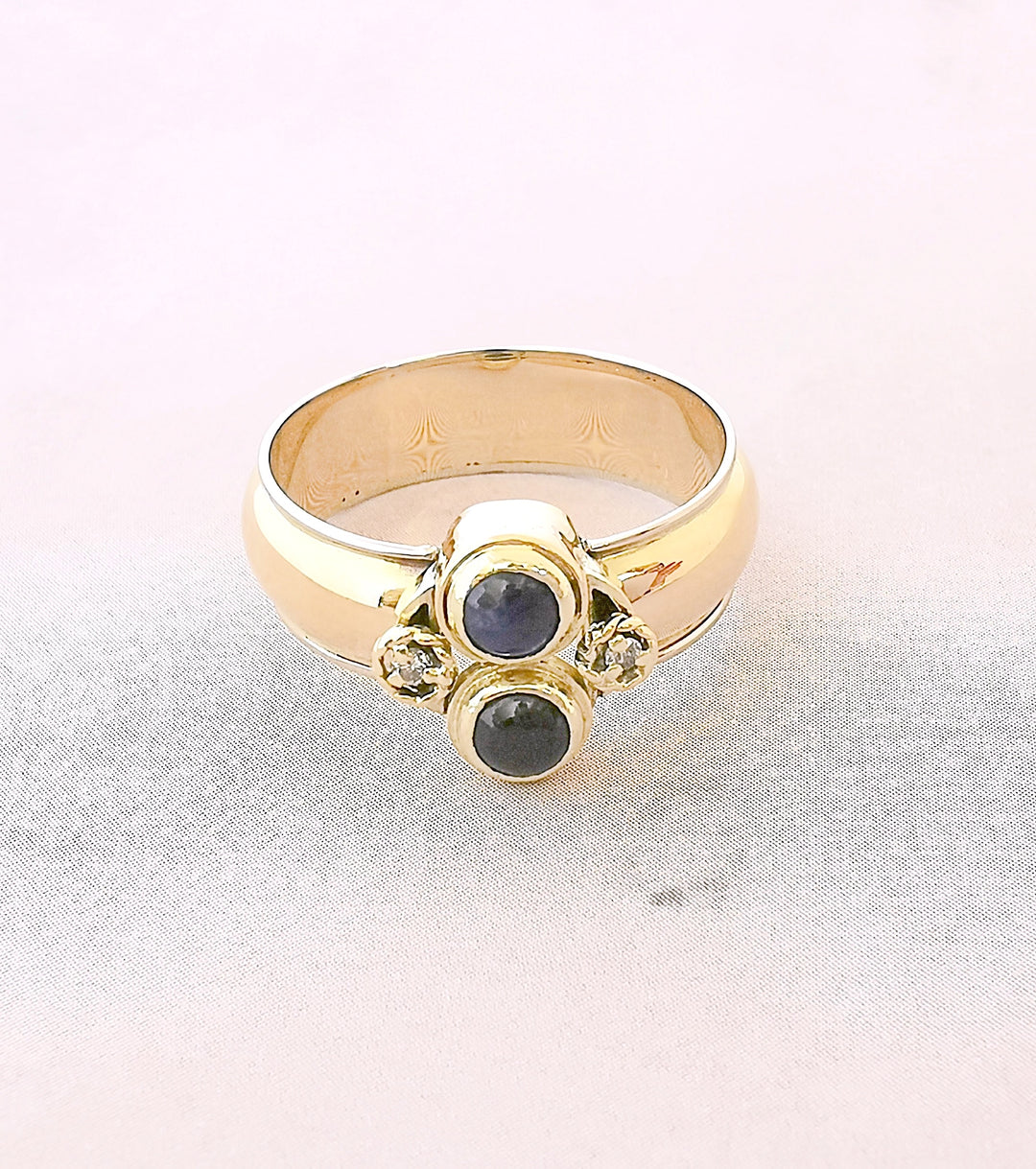 Bague Vintage Saphirs en cabochon / Diamants / Or 18 K / (750°/°°) / 18 carats