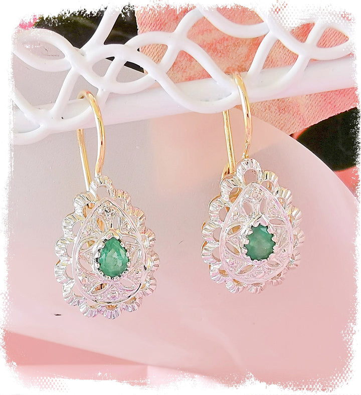 Boucles d'oreilles pendantes en poire / Emeraudes / Diamants / Or 18 K / 18 carats / (750°/°°)