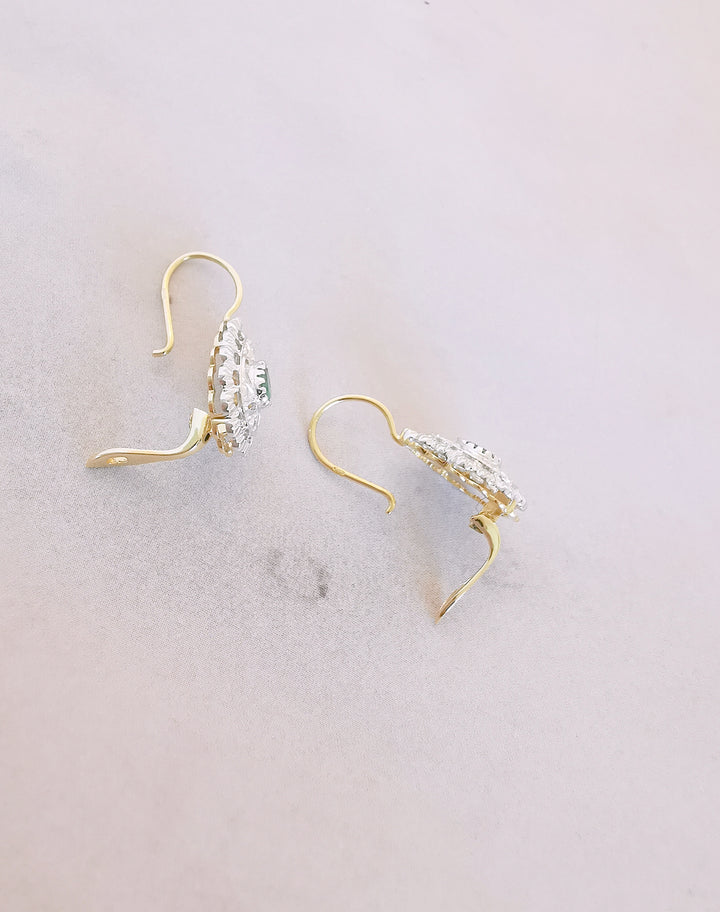 Boucles d'oreilles pendantes en poire / Emeraudes / Diamants / Or 18 K / 18 carats / (750°/°°)