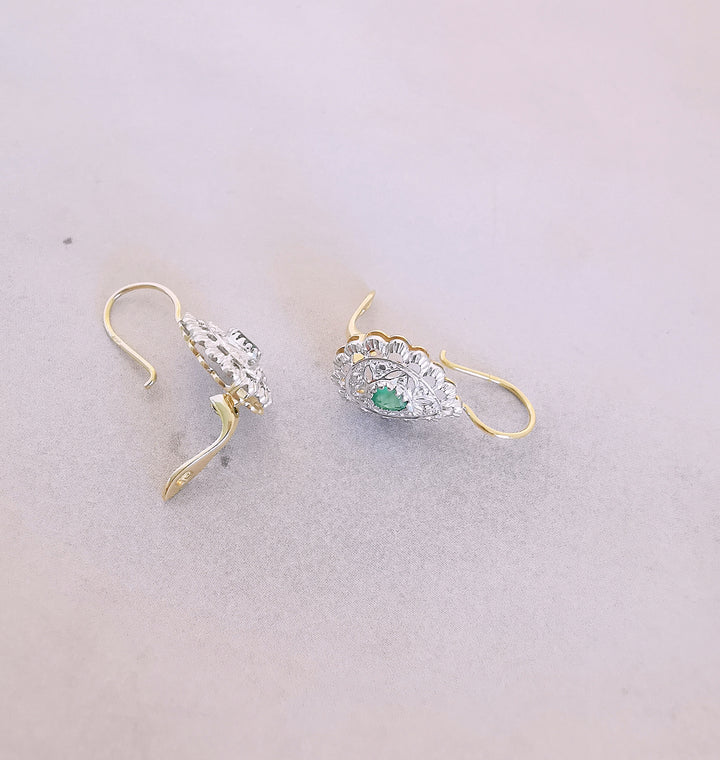 Boucles d'oreilles pendantes en poire / Emeraudes / Diamants / Or 18 K / 18 carats / (750°/°°)