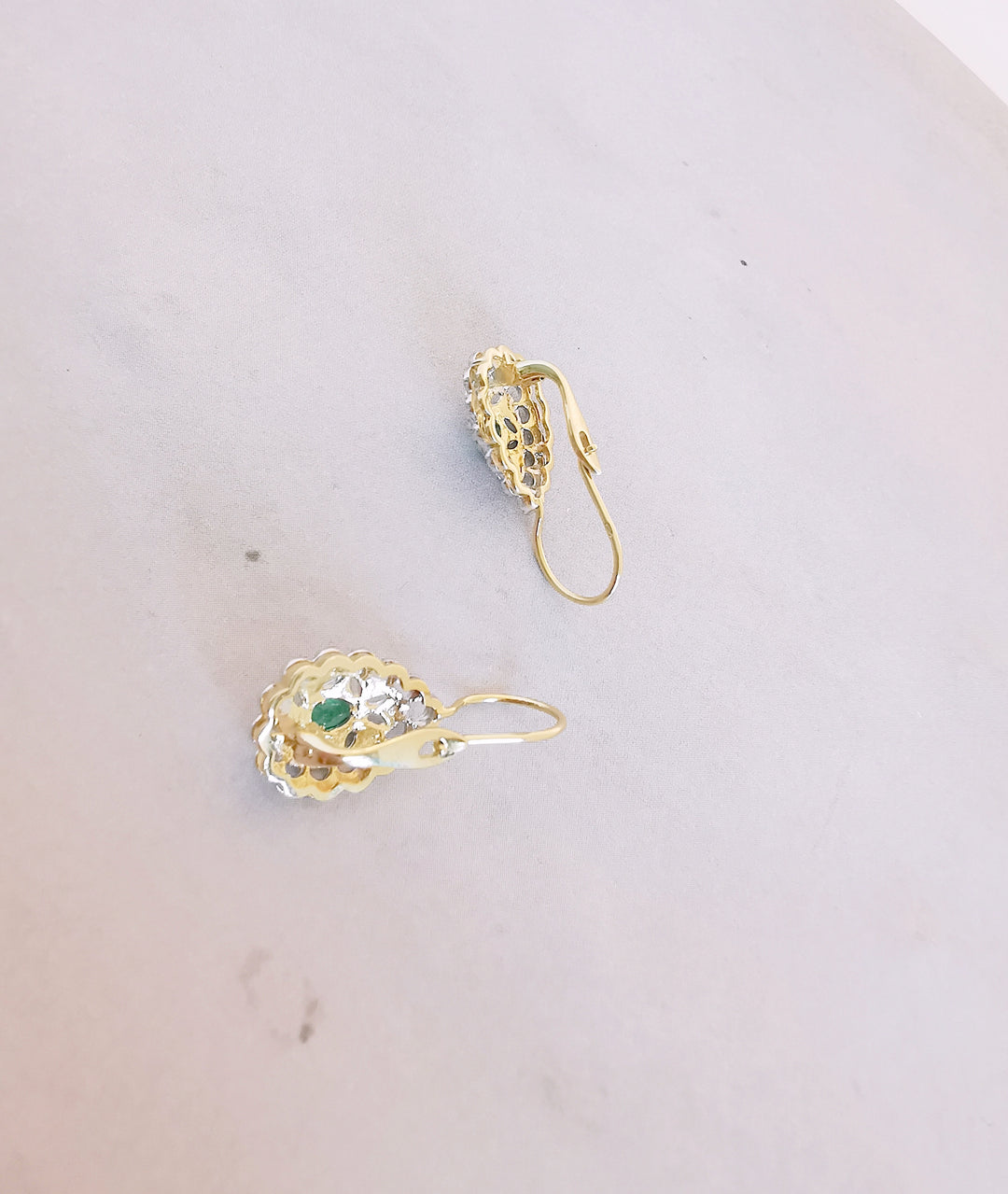 Boucles d'oreilles pendantes en poire / Emeraudes / Diamants / Or 18 K / 18 carats / (750°/°°)