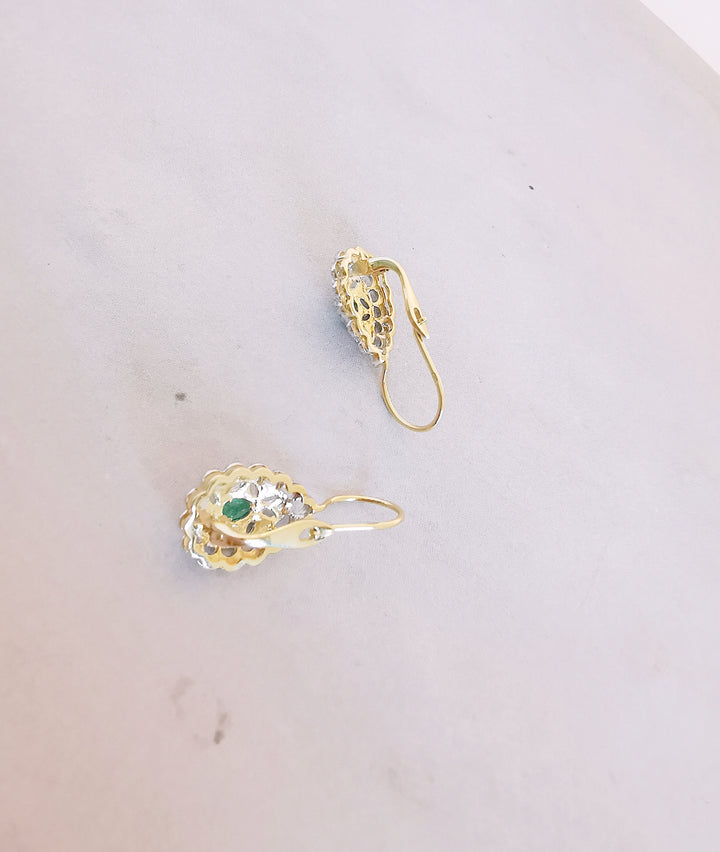 Boucles d'oreilles pendantes en poire / Emeraudes / Diamants / Or 18 K / 18 carats / (750°/°°)