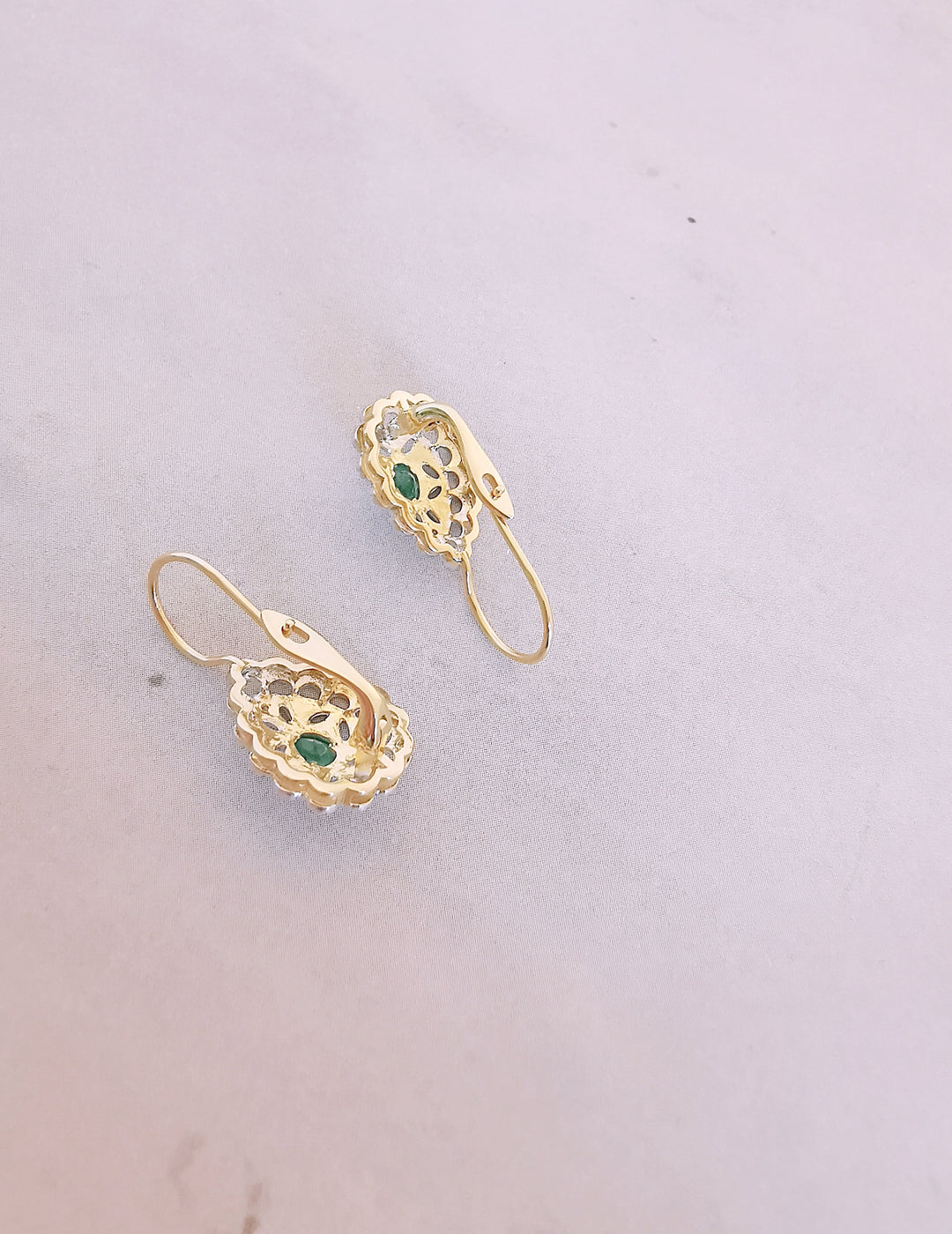 Boucles d'oreilles pendantes en poire / Emeraudes / Diamants / Or 18 K / 18 carats / (750°/°°)