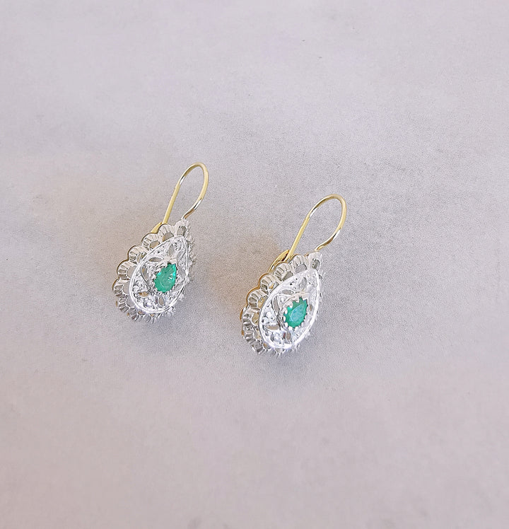 Boucles d'oreilles pendantes en poire / Emeraudes / Diamants / Or 18 K / 18 carats / (750°/°°)