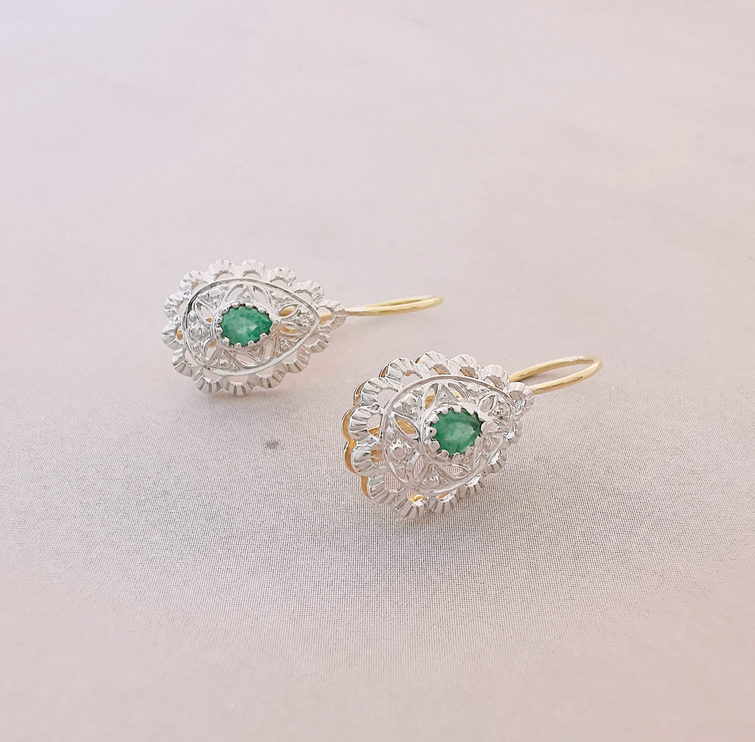 Boucles d'oreilles pendantes en poire / Emeraudes / Diamants / Or 18 K / 18 carats / (750°/°°)