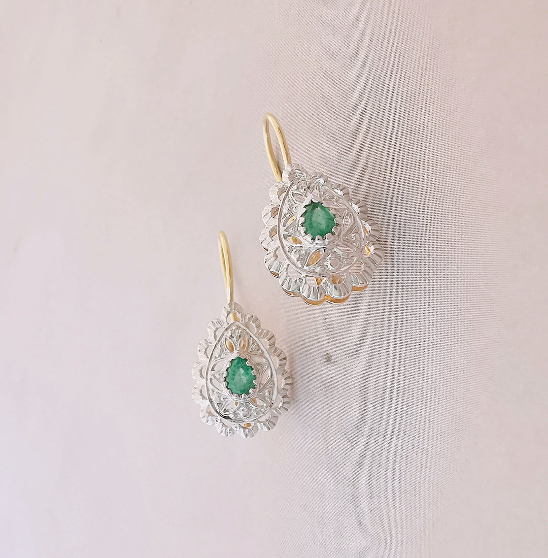 Boucles d'oreilles pendantes en poire / Emeraudes / Diamants / Or 18 K / 18 carats / (750°/°°)