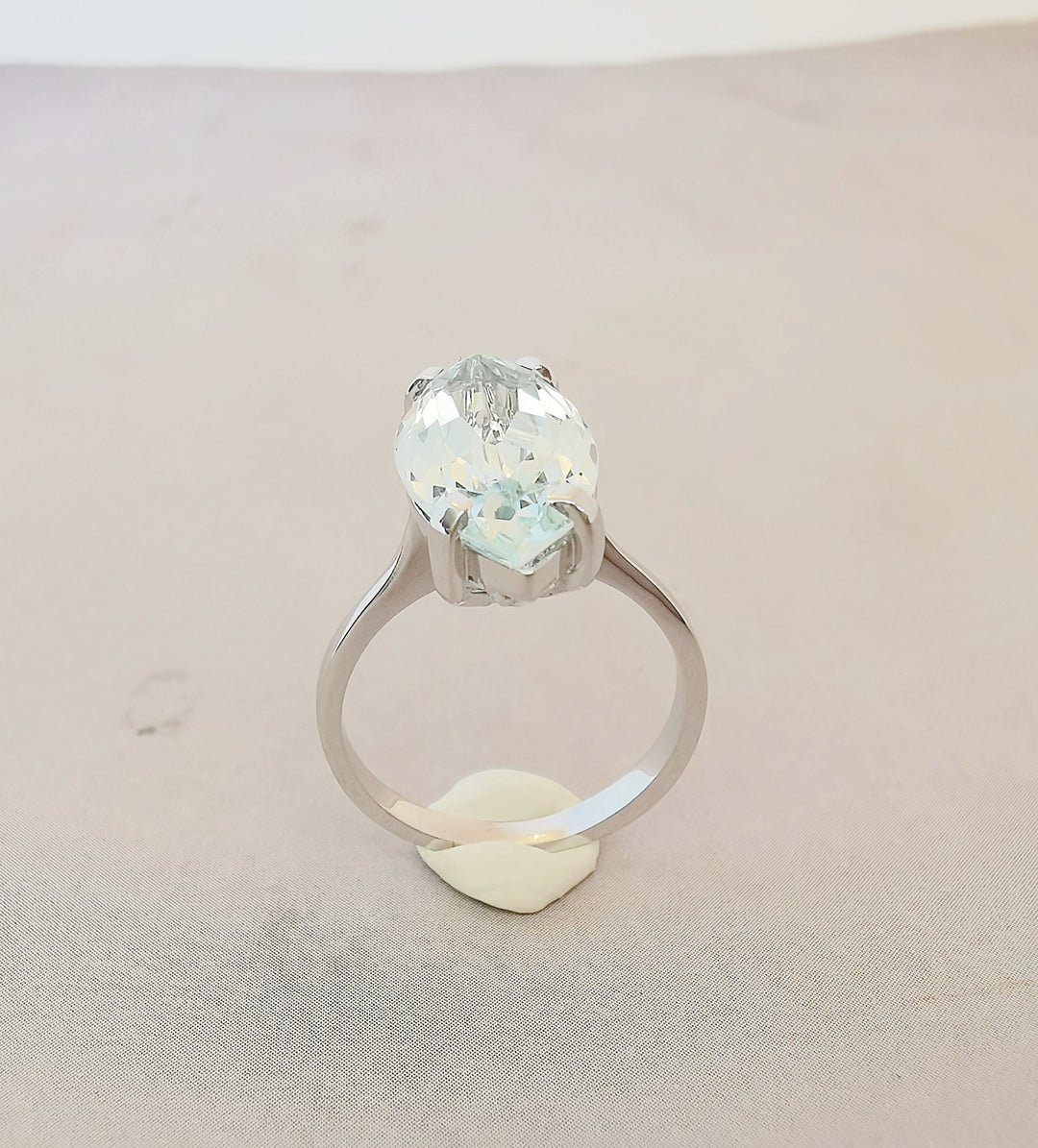 Bague / Aigue-marine taille navette / Or Blanc 18 K / (750°/°°) / 18 carats