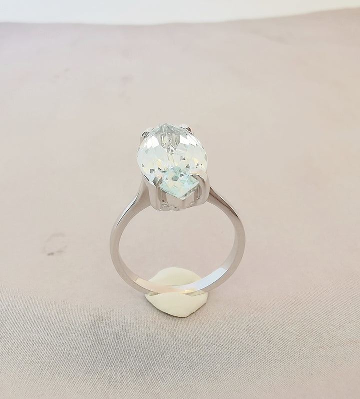 Bague / Aigue-marine taille navette / Or Blanc 18 K / (750°/°°) / 18 carats