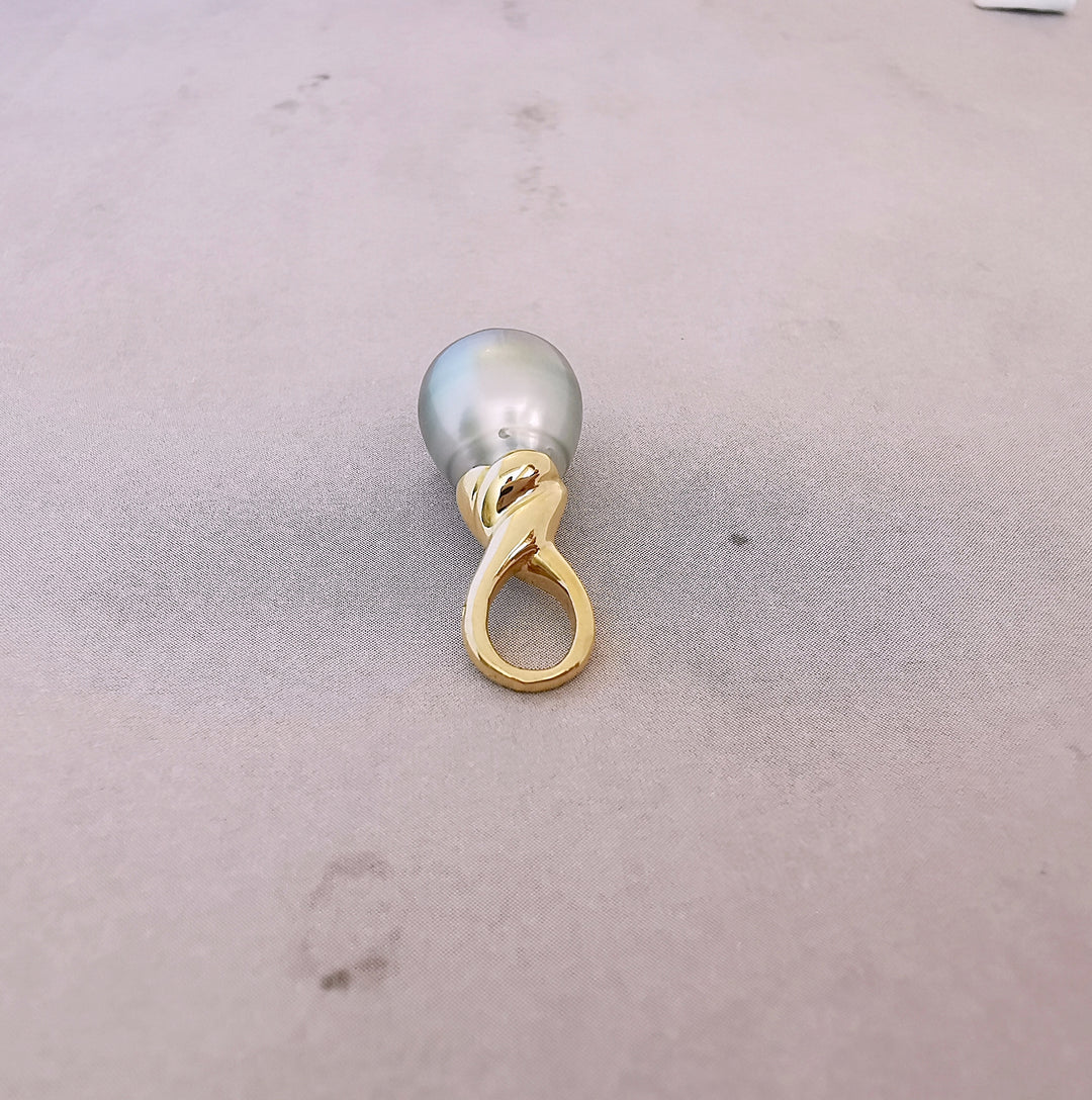 Pendentif Perle de Tahiti cerclée Ø 9,70 mm / Monture Or Jaune 18 K / (750°/°°) / 18 carats