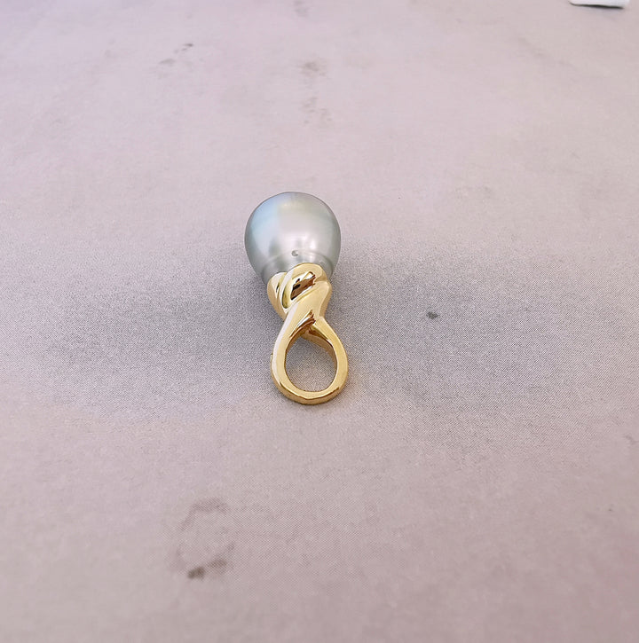 Pendentif Perle de Tahiti cerclée Ø 9,70 mm - Monture Or Jaune 18 K (750°/°°)  18 carats