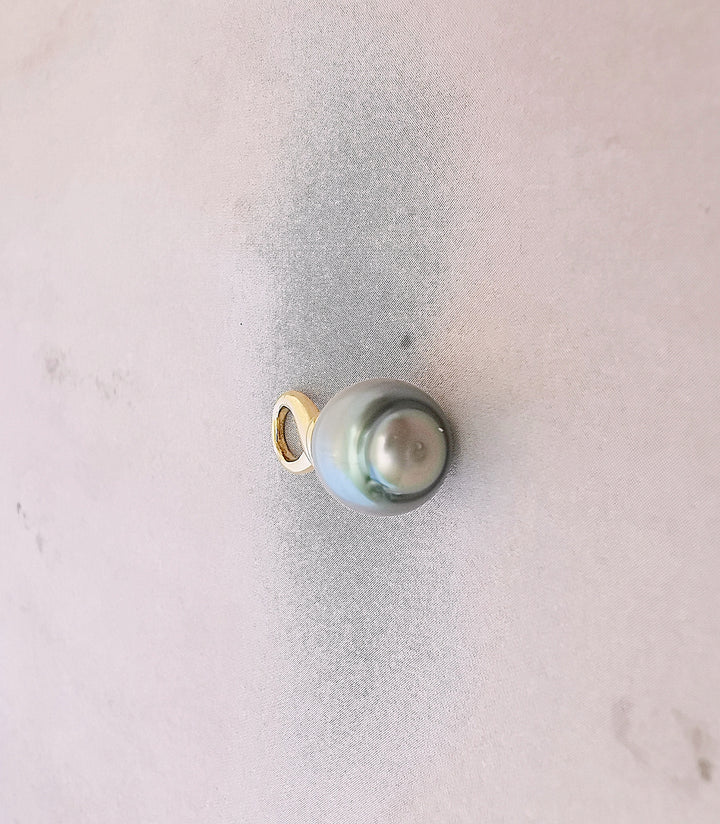 Pendentif Perle de Tahiti cerclée Ø 9,70 mm - Monture Or Jaune 18 K (750°/°°)  18 carats